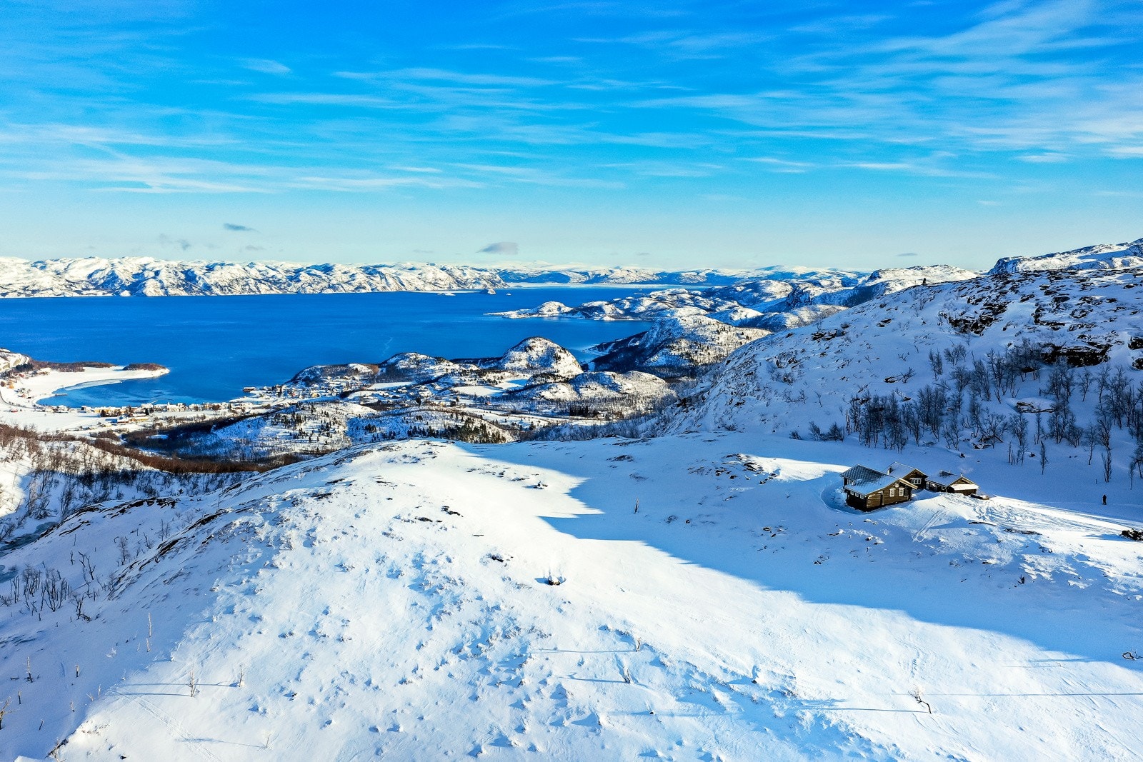 Hytta ligger på en åsrygg og har en fantastisk utsikt over Altafjorden Galleribilde
