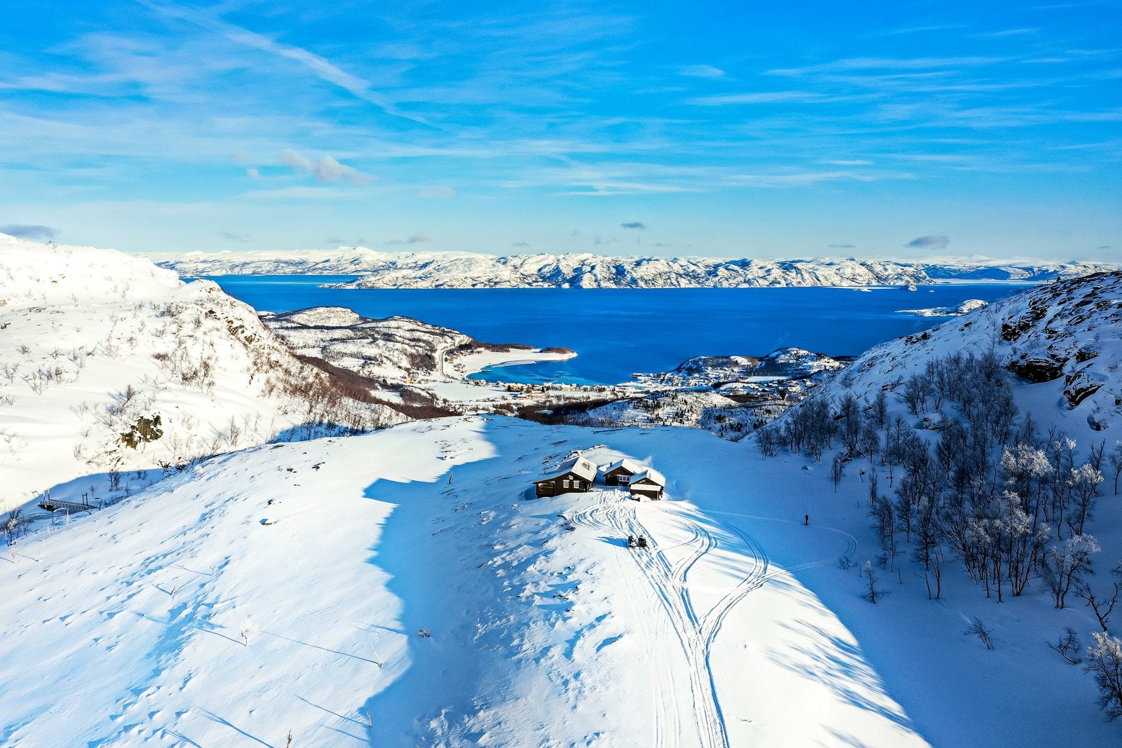 Dronefoto av området. Bjørkelitinden som er kjent som en av "Alta 10-toppers" turene er på høyre side. Galleribilde