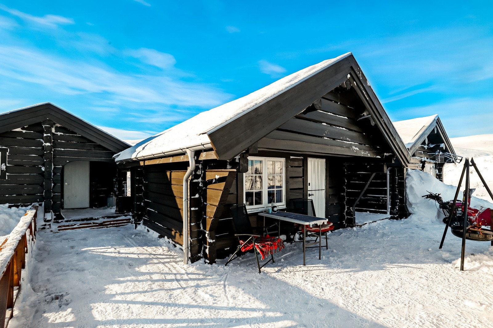 Annekset i front. En terrasse binder bygningene sammen. Galleribilde