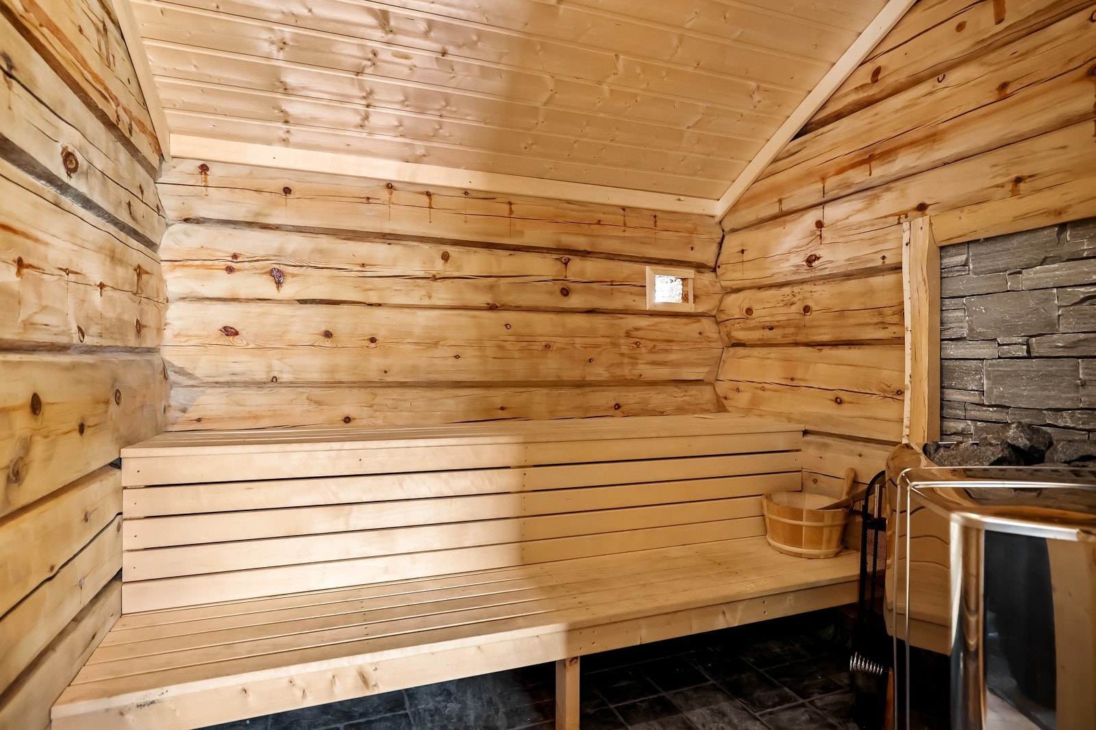 Vedfyrt sauna - Her kan man nyte livet etter dagens jakt eller fisketur. Galleribilde