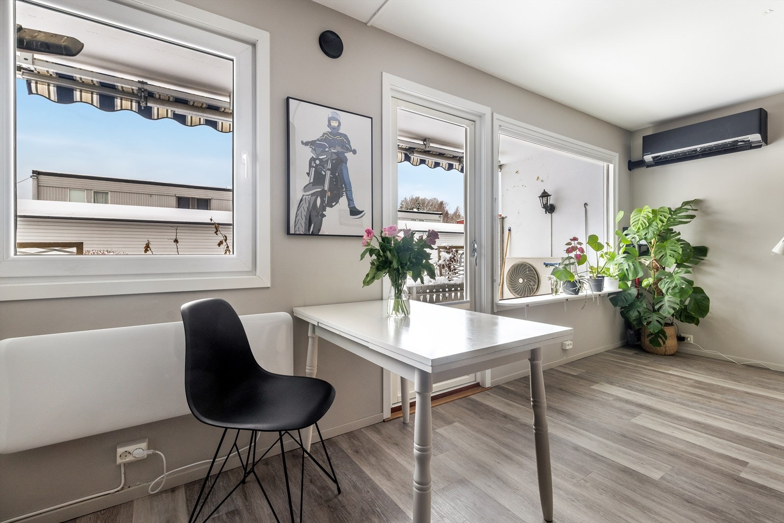 Pene overflater i tidsriktige fargetoner, med klikkvinyl på gulv og malte veggflater. Det er installert luft til luft varmepumpe på vegg i 2023. Galleribilde