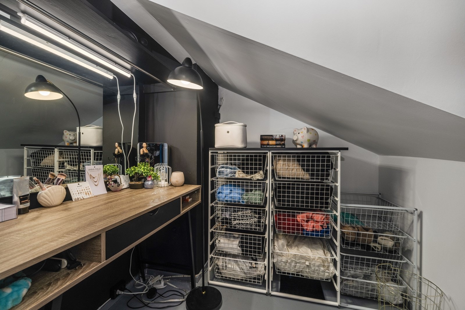Tilliggende gangen er det etablert en praktisk bod med ytterligere plass til oppbevaring. Leiligheten disponerer også en utvendig bod på ca. 4 m². Galleribilde