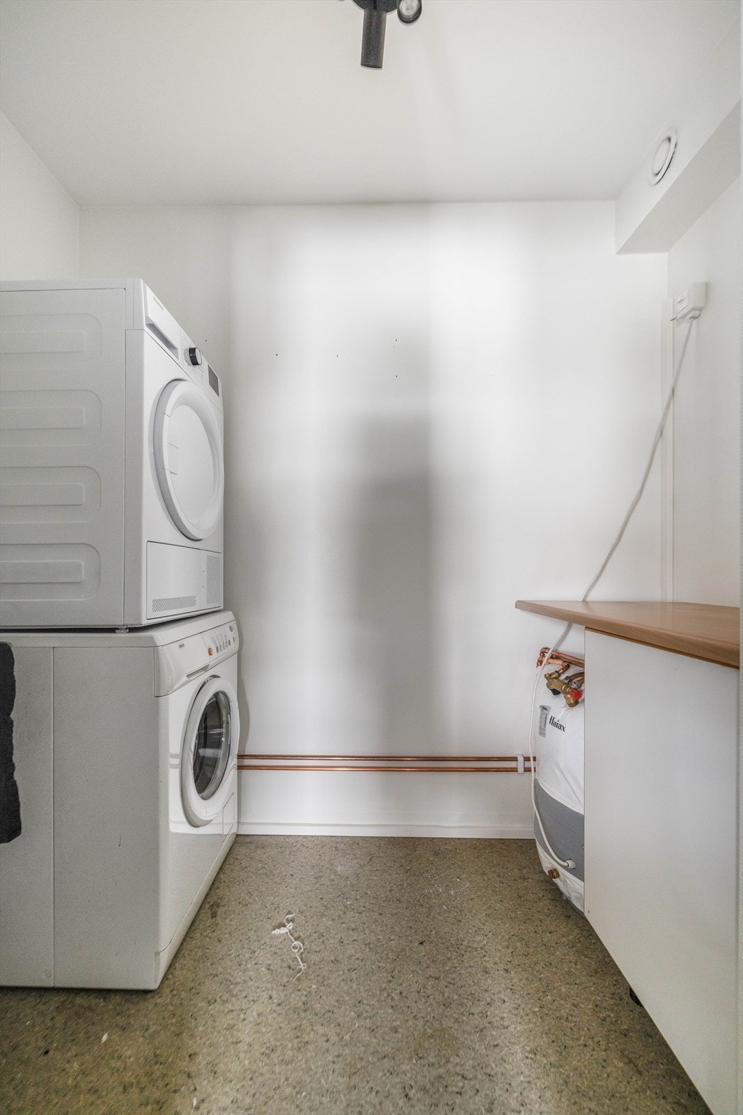 Eget vaskerom av eldre standard, tilliggende kjøkkenet. Vaskerommet har opplegg for vaskemaskin og tørketrommel, skyllekar og varmtvannstank på 120 liter. Galleribilde