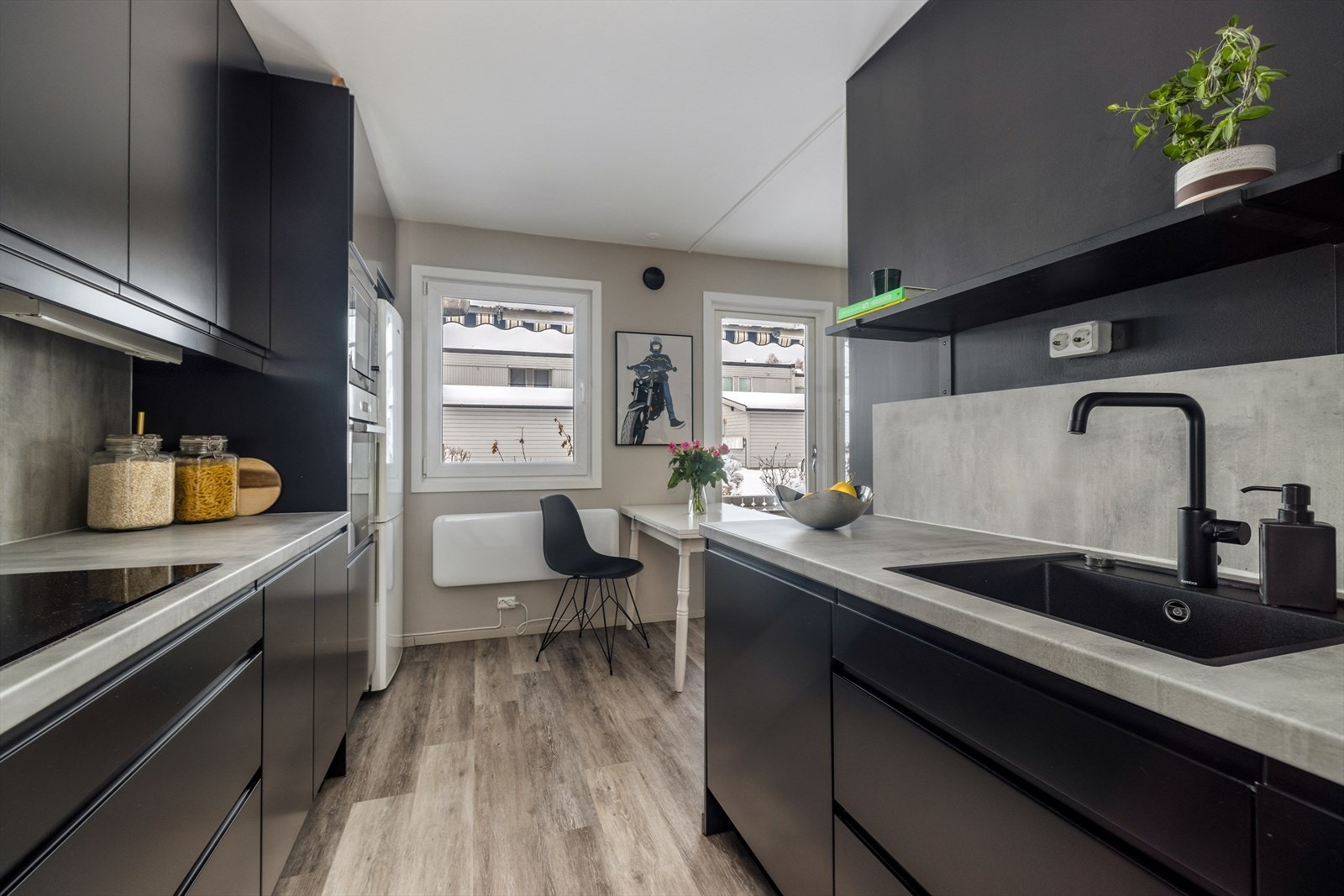Kjøkkenet fremstår delikat og er påkostet ny, moderne kjøkkeninnredning type Epoq i 2021, med integrerte hvitevarer. Avsatt plass til frittstående kjøleskap. Galleribilde