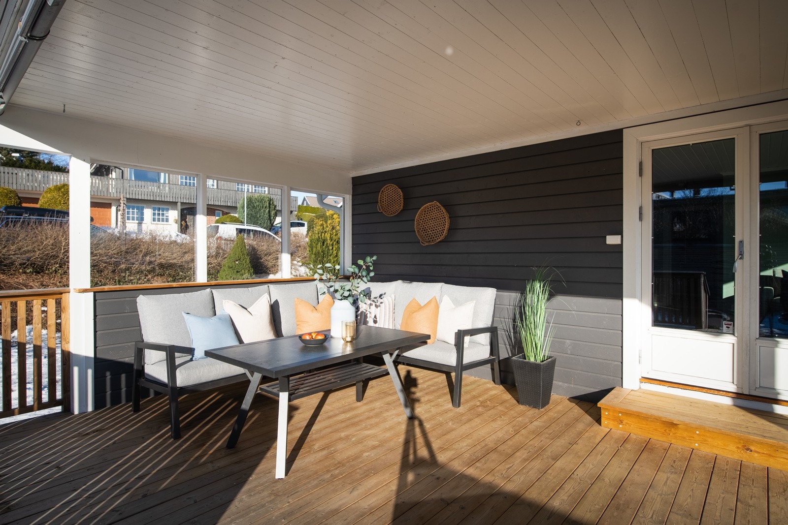 Delvis overbygget uteplass er perfekt for norske sommere Galleribilde