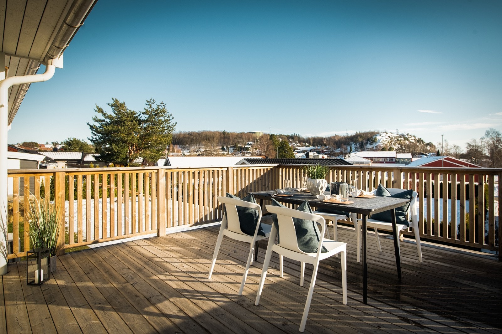 Stor terrasse som innbyr til uteopphold Galleribilde