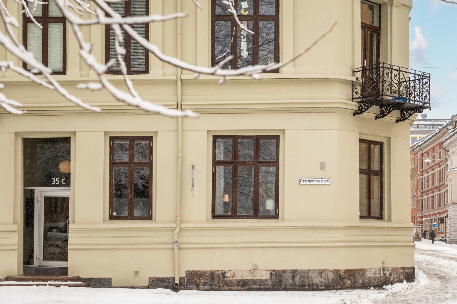 Huitfeldtsgate 35 er en vakker bygård oppusset i 2018. Sykkelskur stativ i bakgård. Galleribilde