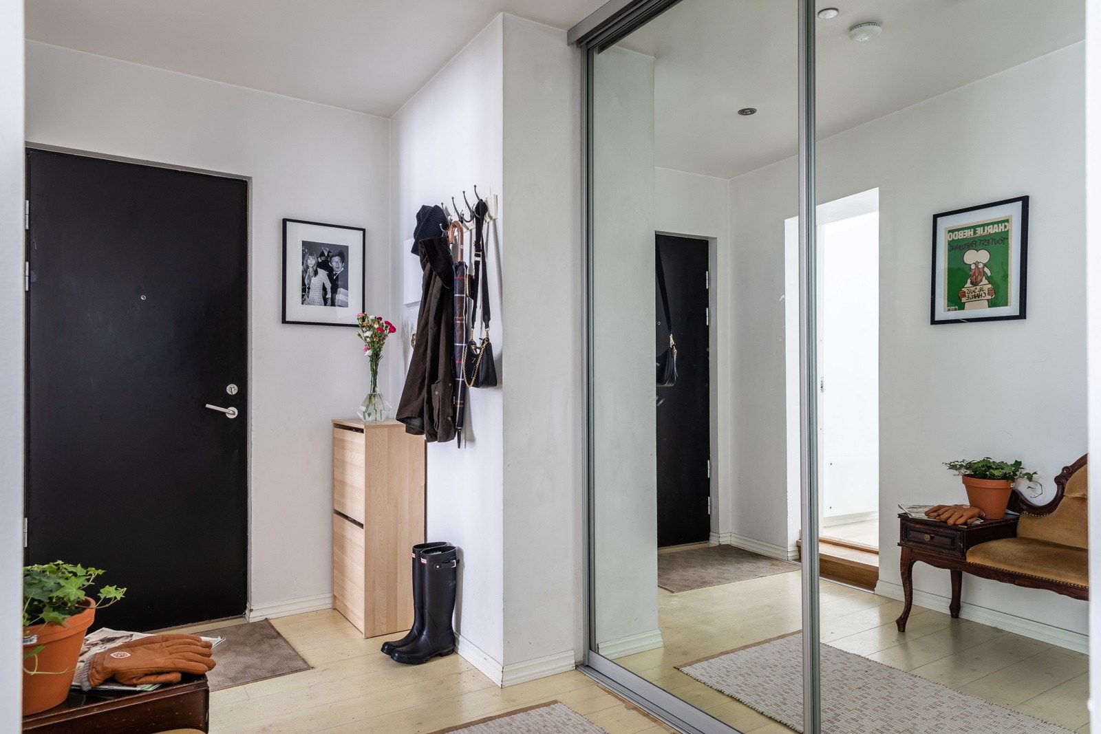 Skyvedørsgarderobe med plass til bl.a. yttertøy og støvsuger. Oppkobling til strøm i skap. Galleribilde