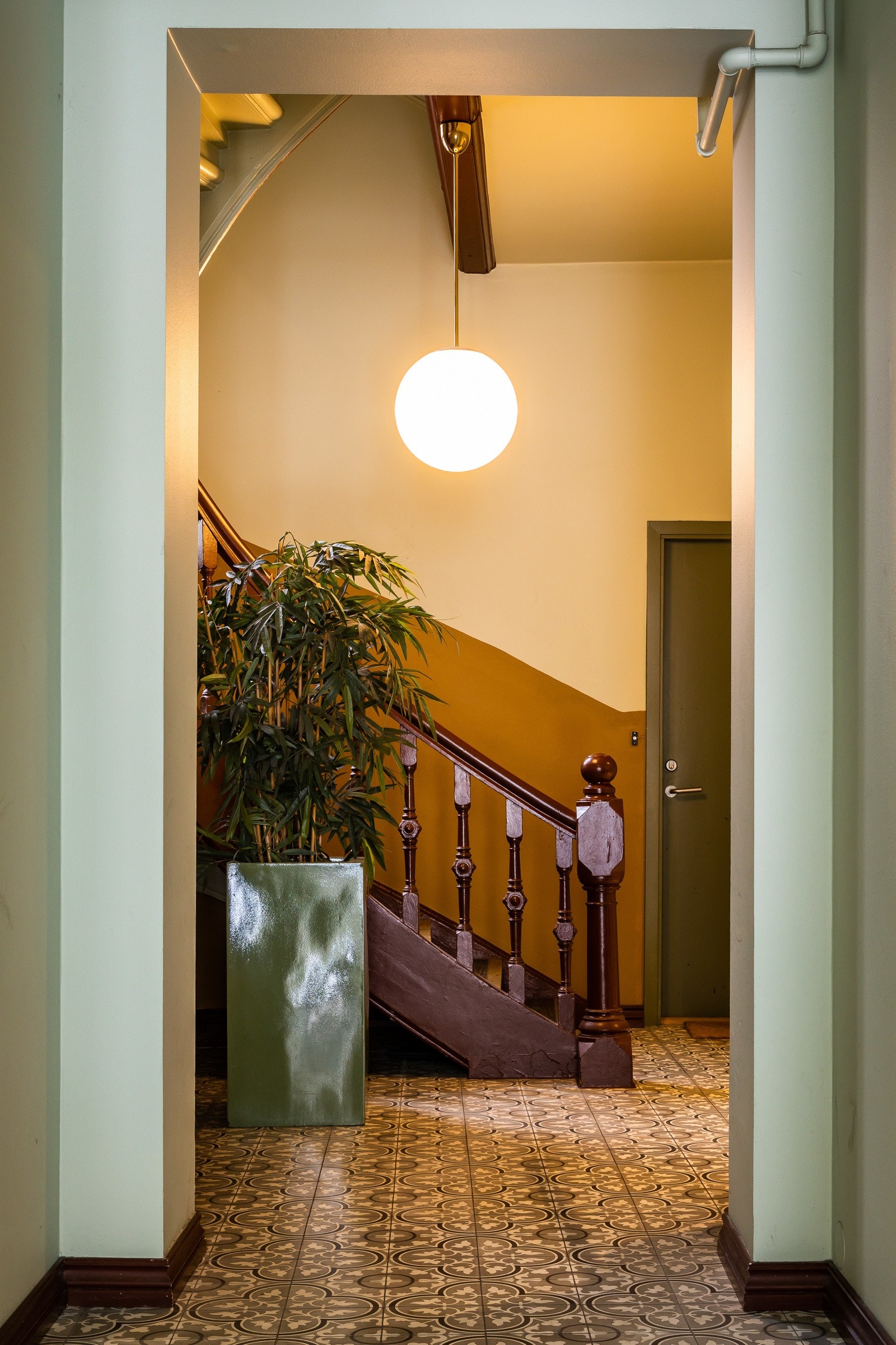 Felles adkomst via flott inngangsparti med historiske fliser på gulv og god takhøyde. Galleribilde
