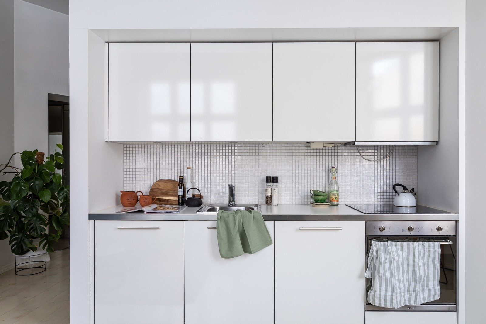Integrerte hvitevarer fra Smeg. Ny induksjonsplate i 2022. Varmtvann er inkludert i felleskostnader. Galleribilde