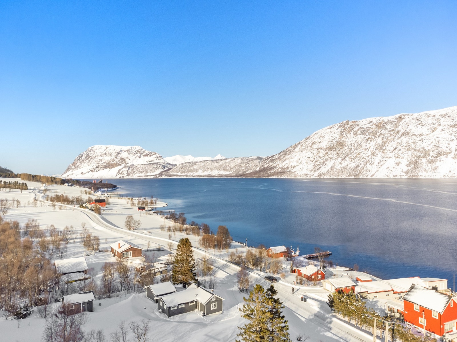 Eiendommen ligger flott til med nydelig utsikt over fjorden Galleribilde