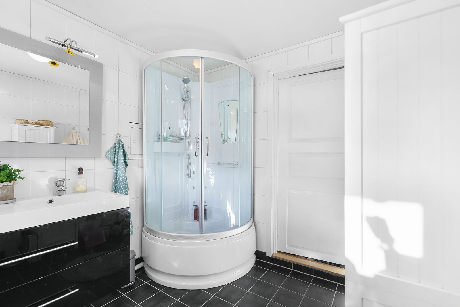 Moderne bad med dusjkabinett, Cinderella, baderomsinnredning og opplegg for vaskemaskin Galleribilde