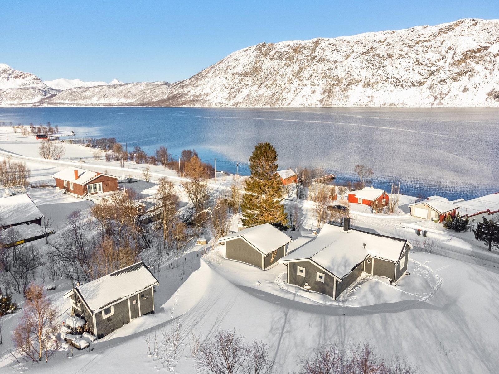 Solrik eiendom med nærhet til naturen. Galleribilde