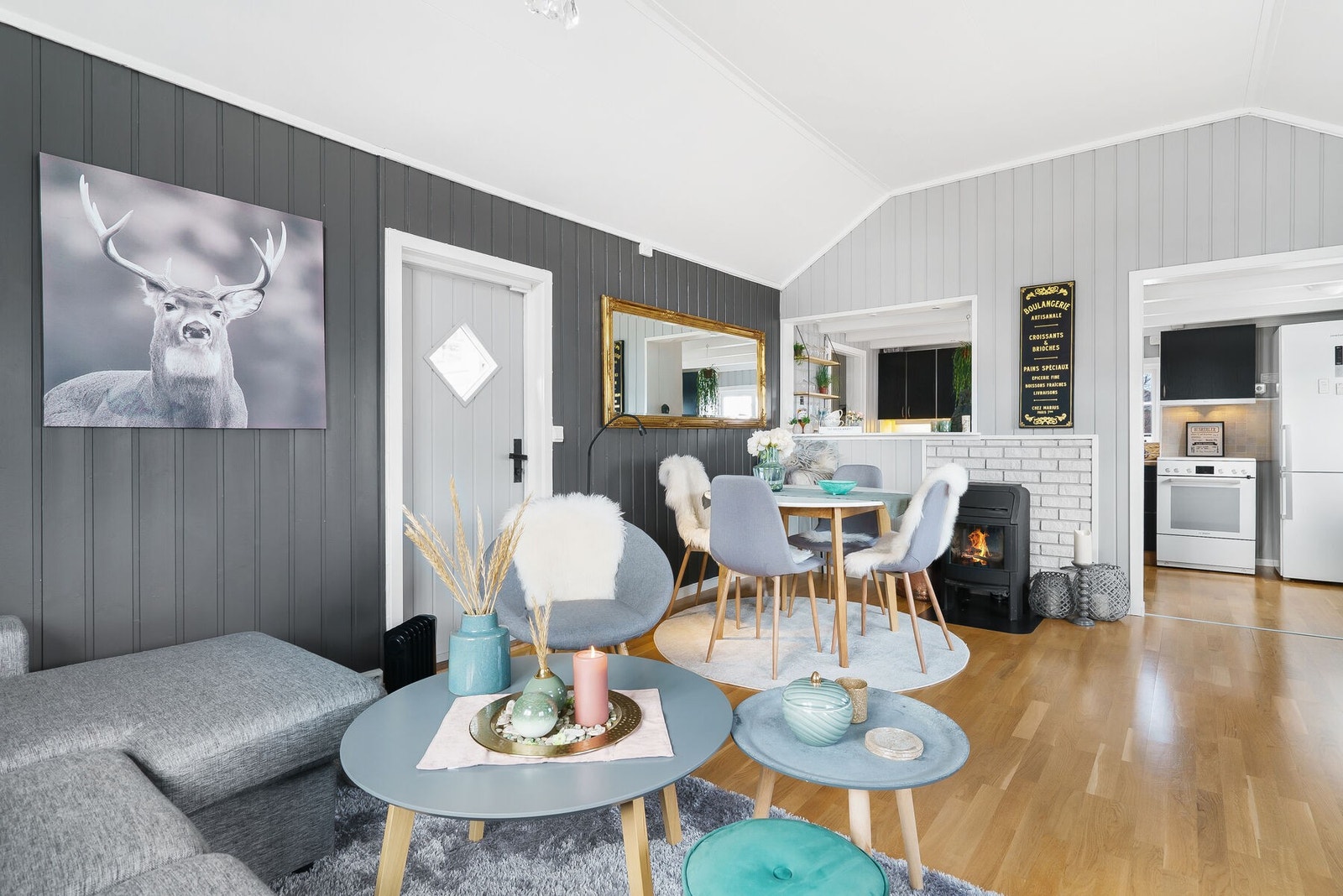Stuen byr på plass til både sofa og spisestue Galleribilde