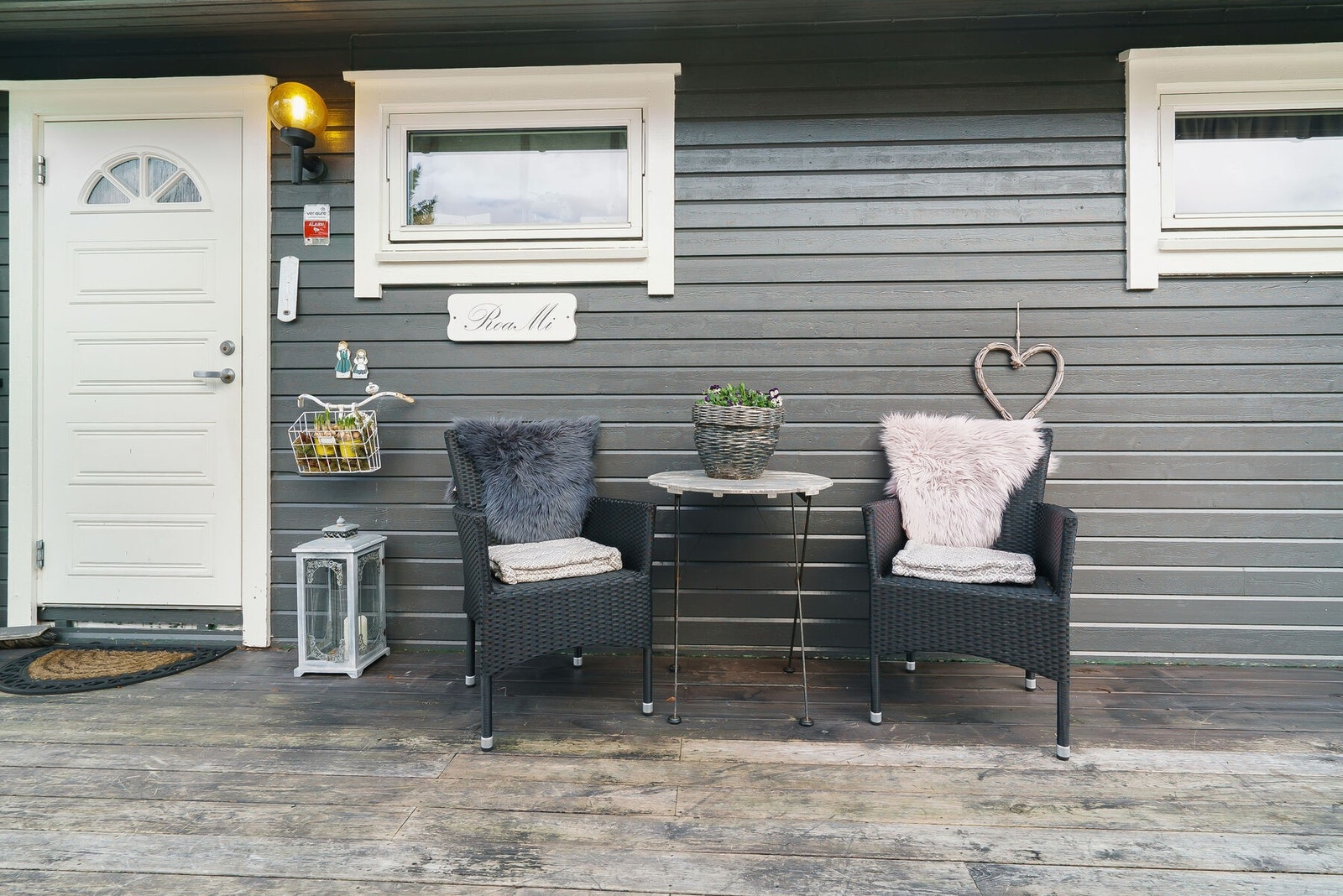 Terrasse i tilknytning til inngangspartiet Galleribilde