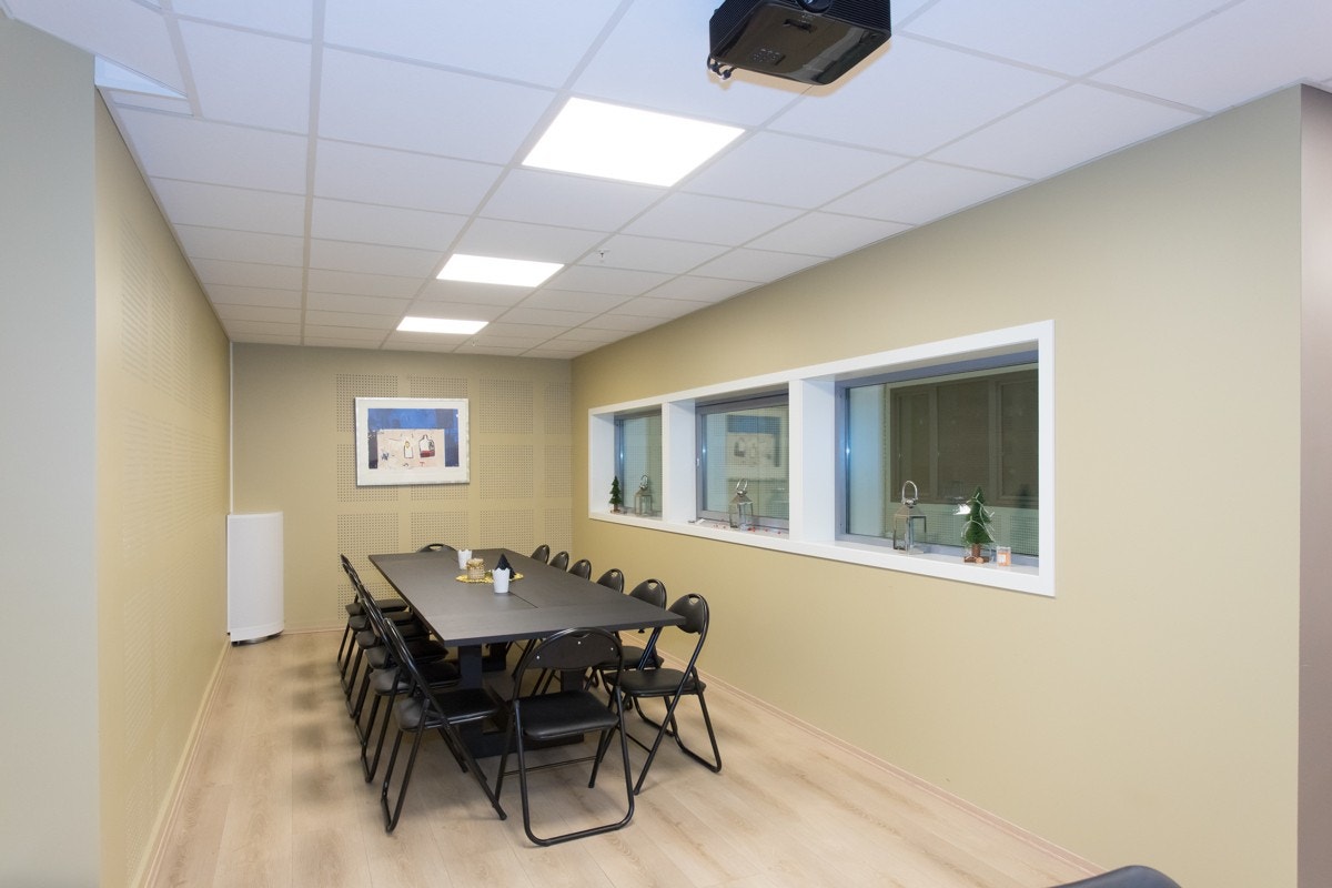 Stort langbord, det er også satt inn prosjektor man kan bruke til møter osv. Galleribilde