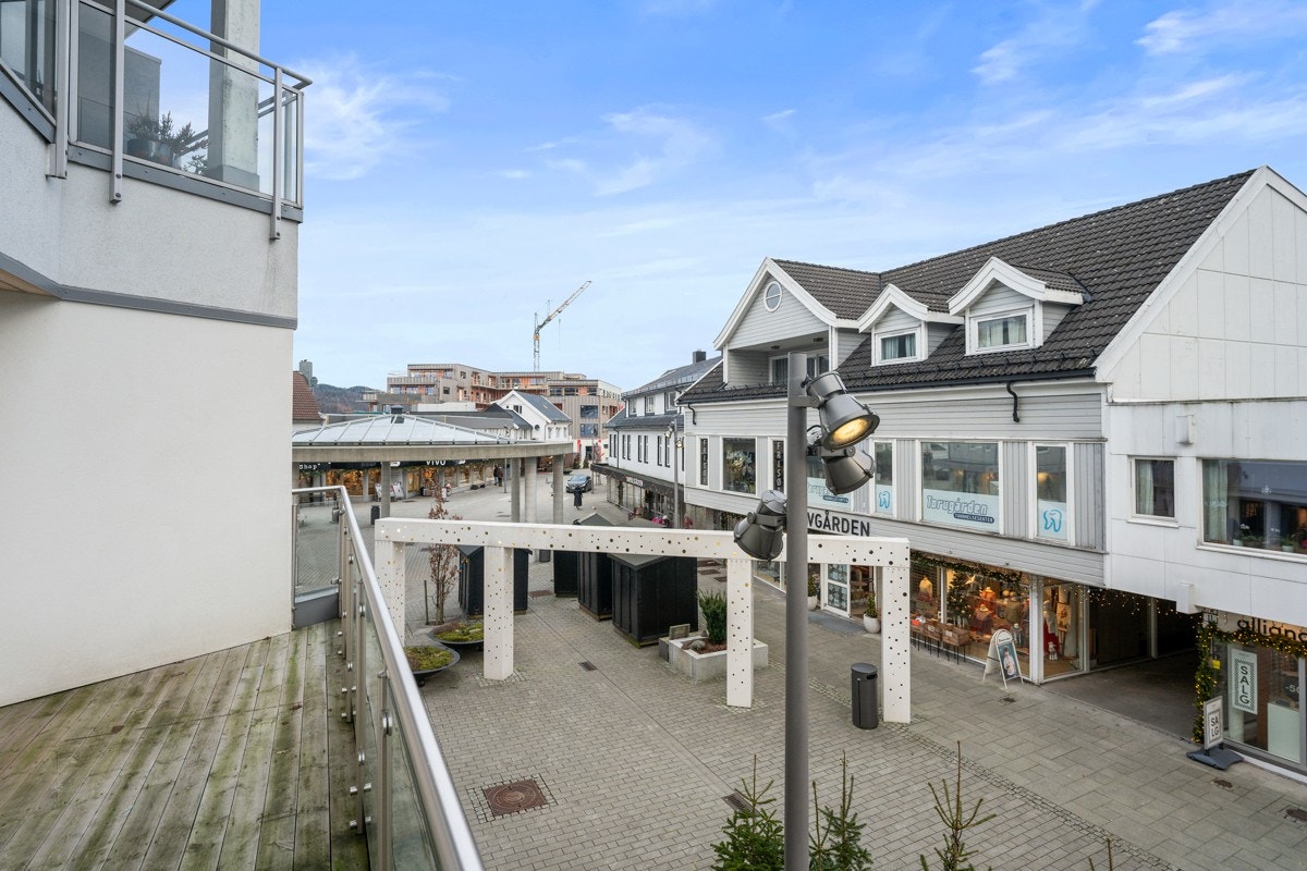 Veranda med utsikt mot gågata Galleribilde