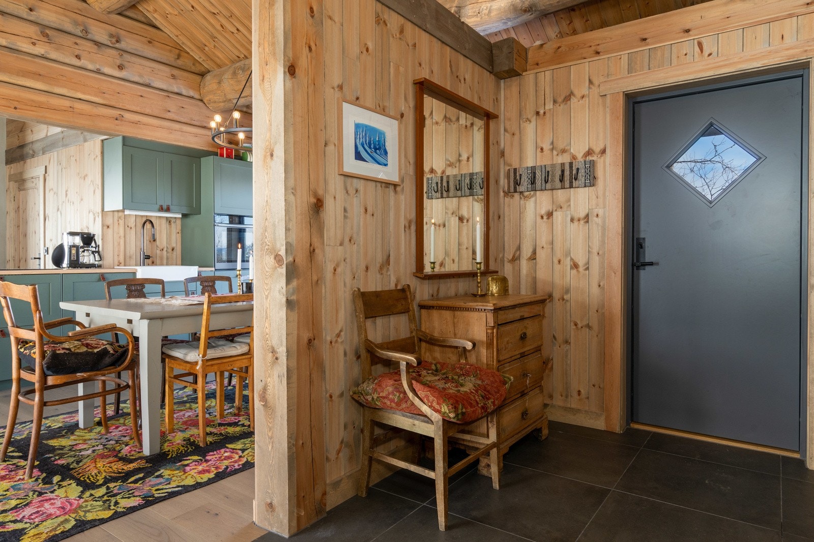 Vel inne møtes man av en romslig entré med god takhøyde, store, lekre fliser på gulv med gulvvarme, panelvegger, samt plass for sittebenk og oppheng av tøy. Galleribilde