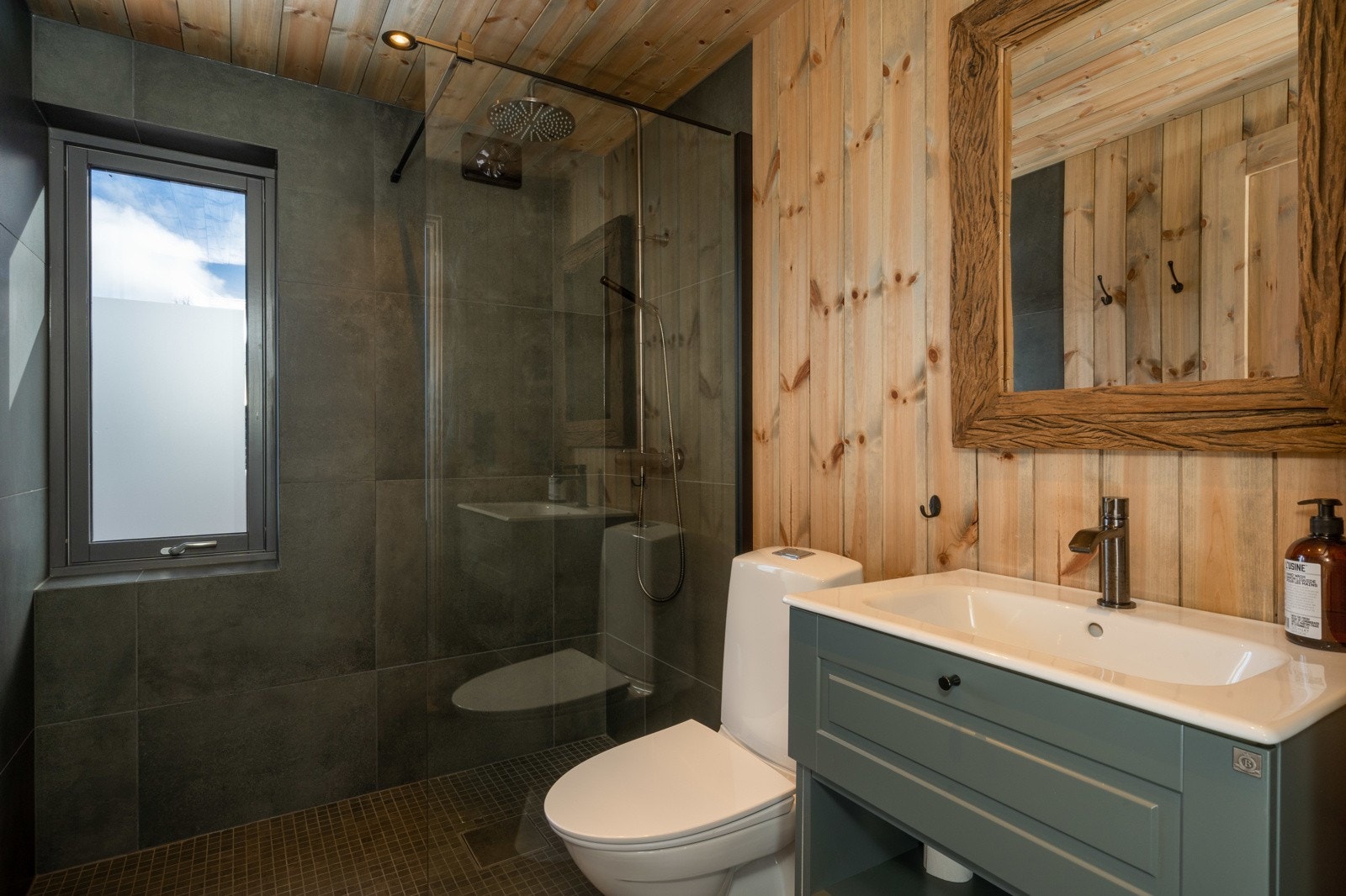 Hytten har et bad/wc og et ekstra toalettrom. I tillegg er det et flott bad/wc i annekset. Dette badet ligger mellom to av soverommene i hytten. Galleribilde