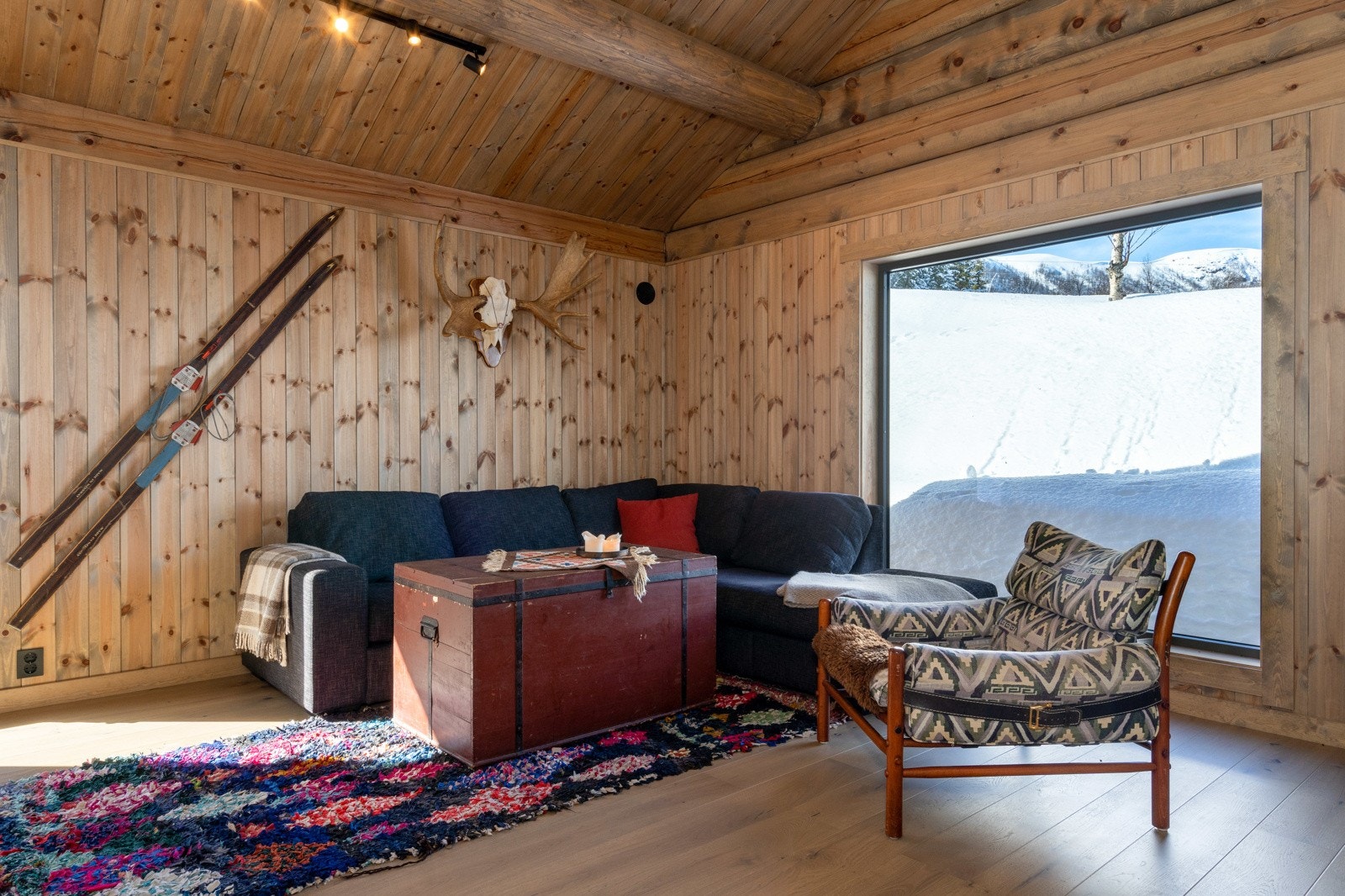 Stuen er ren hygge i en luftig og lun atmosfære. Her har du lekker en-stavs eikeparkett, takhøyde til mønet med massive åser, samt store vinduer og flotte tømmer- og panelvegger. Galleribilde