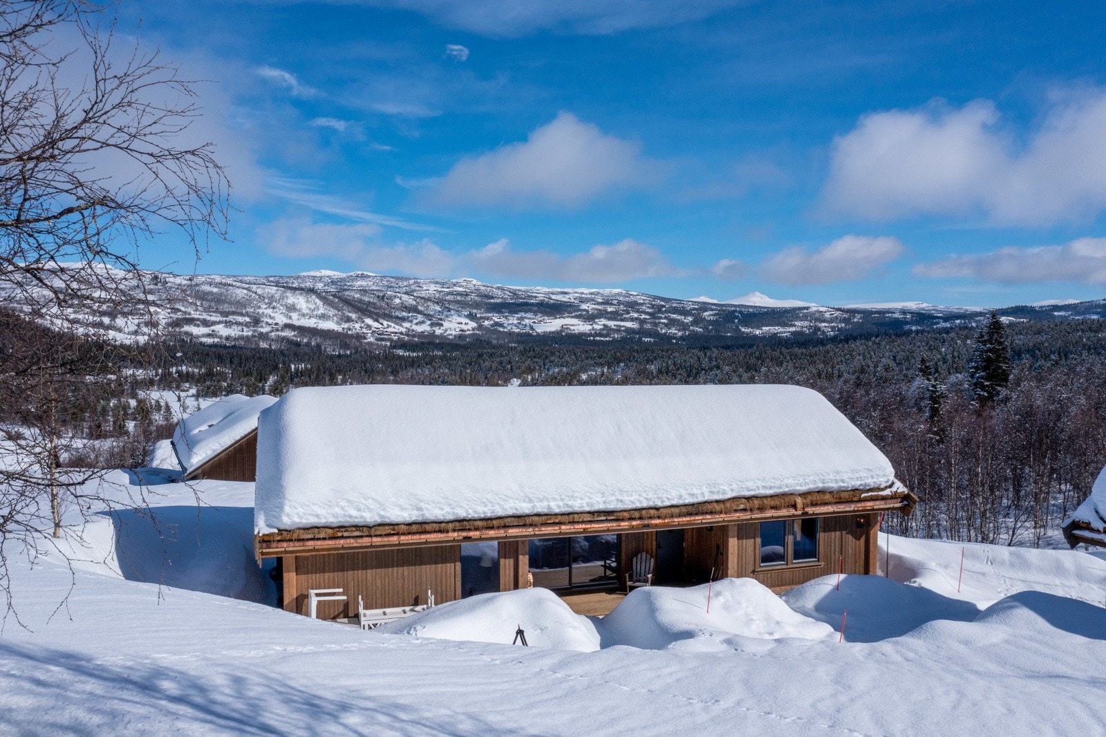 Eiendommen har en stor tomt på 1039 kvm med fantastisk utsikt mot fjellene, nærområdet og Beitostølen. Galleribilde