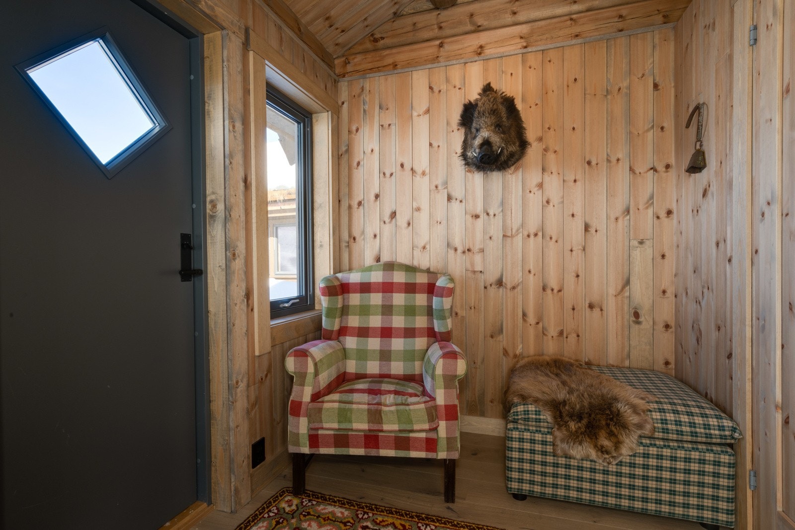 Velkommen inn i annekset. Her er det plass til kommode eller garderobeskap. Gangen har lun gulvvarme. Galleribilde