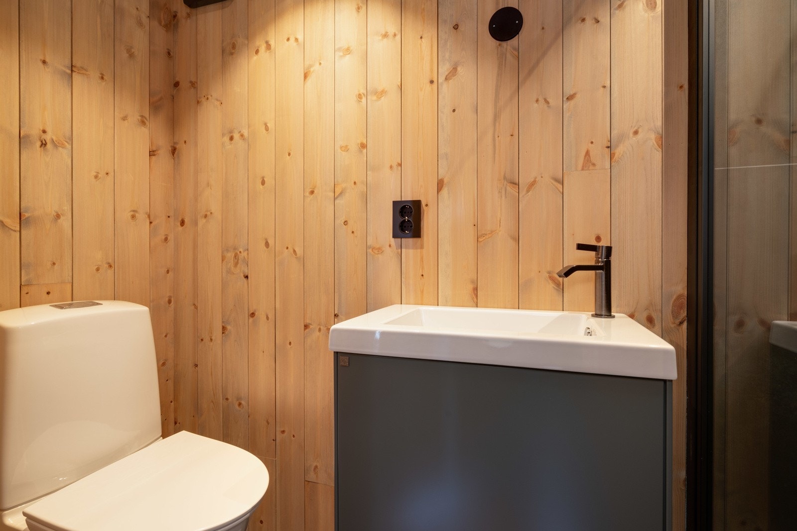 Bad/wc i annekset med toalett og dusjnisje. Badet har gulvvarme og mekanisk ventilasjon. Galleribilde