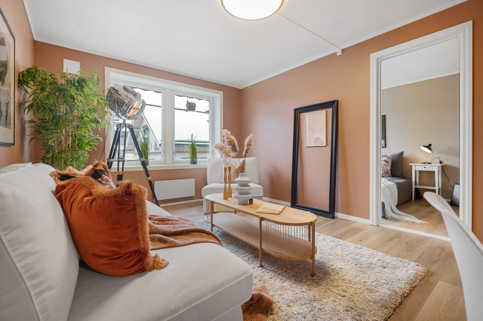 Stuen er romslig med plass til både spisebordet og sofaen med tilhørende møblement. Galleribilde