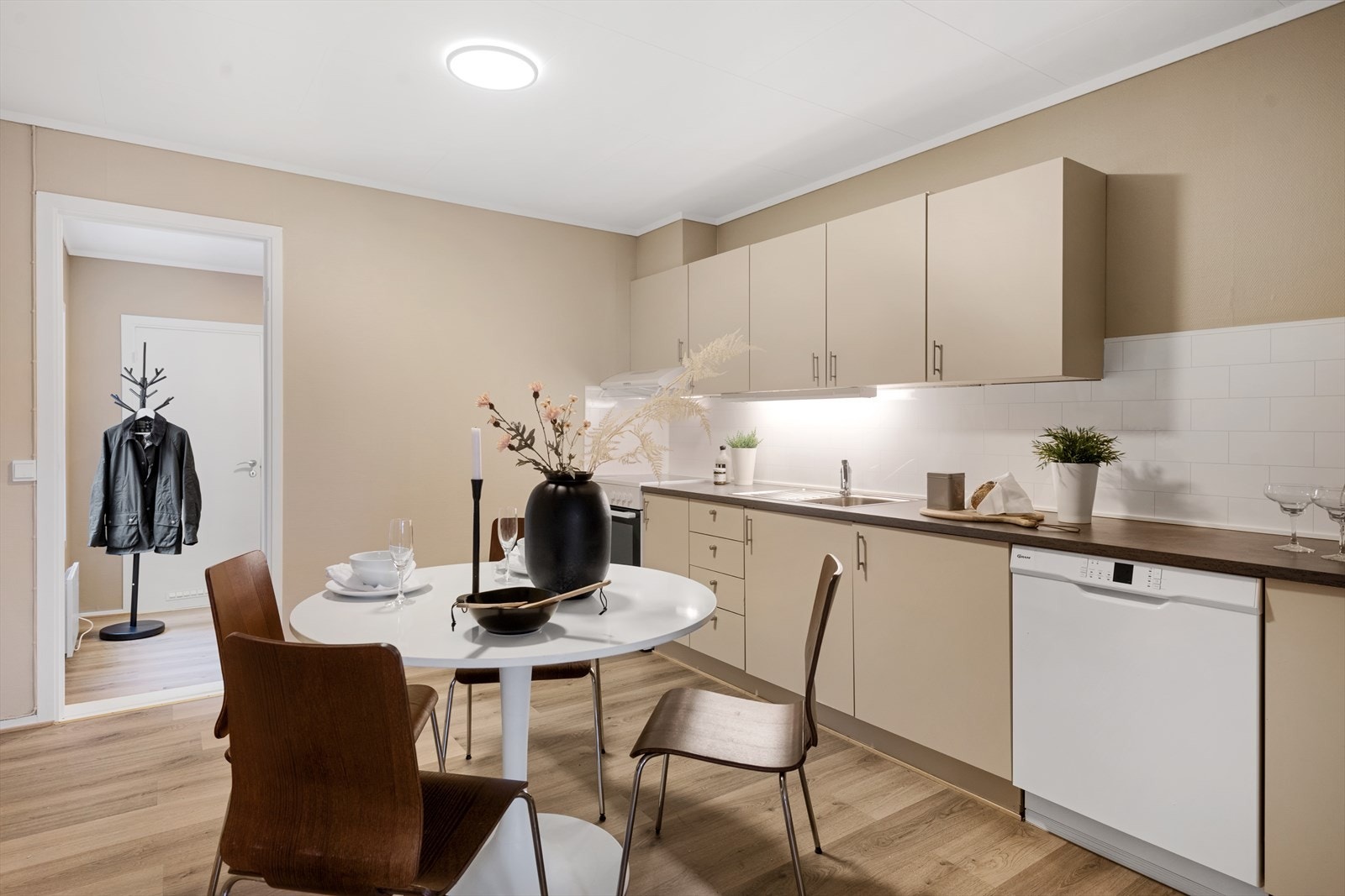 Nymalt innredning med slette fronter og hvor det det nylig er montert ny laminat benkeplate med nedfelt kum og blandebatteri, samt ny komfyr. Galleribilde