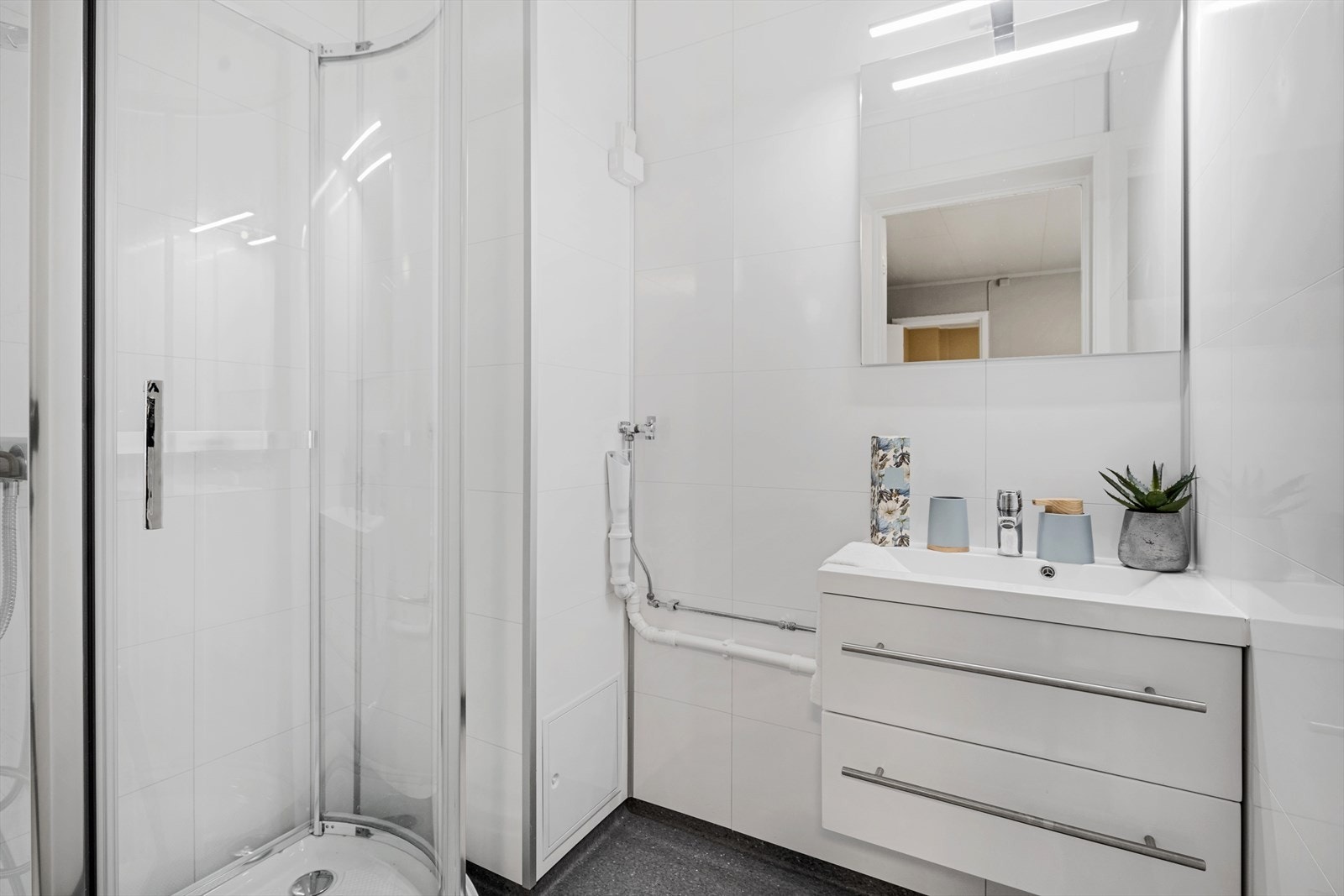 Baderommet er pusset opp i 2023 og fremstår moderne. Galleribilde