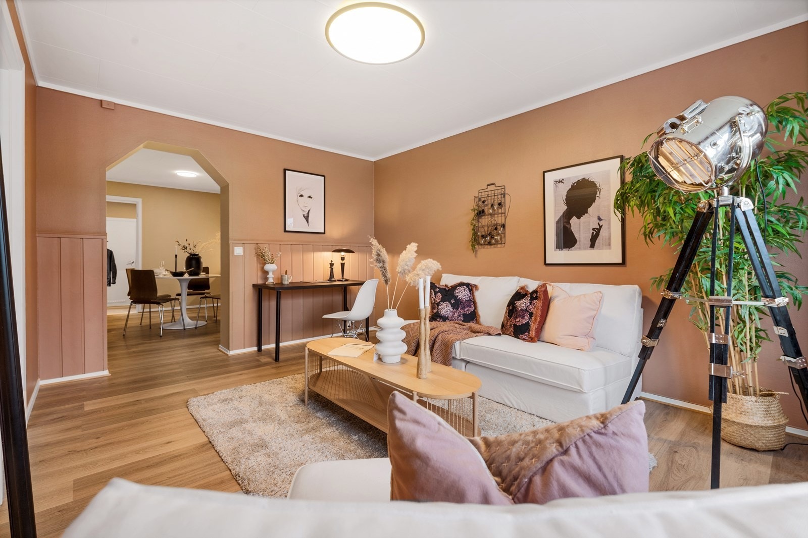 Leiligheten er innvendig oppusset i 2023 med bl.a. nyoppusset baderom, nye gulv, samt nymalte overflater. Galleribilde