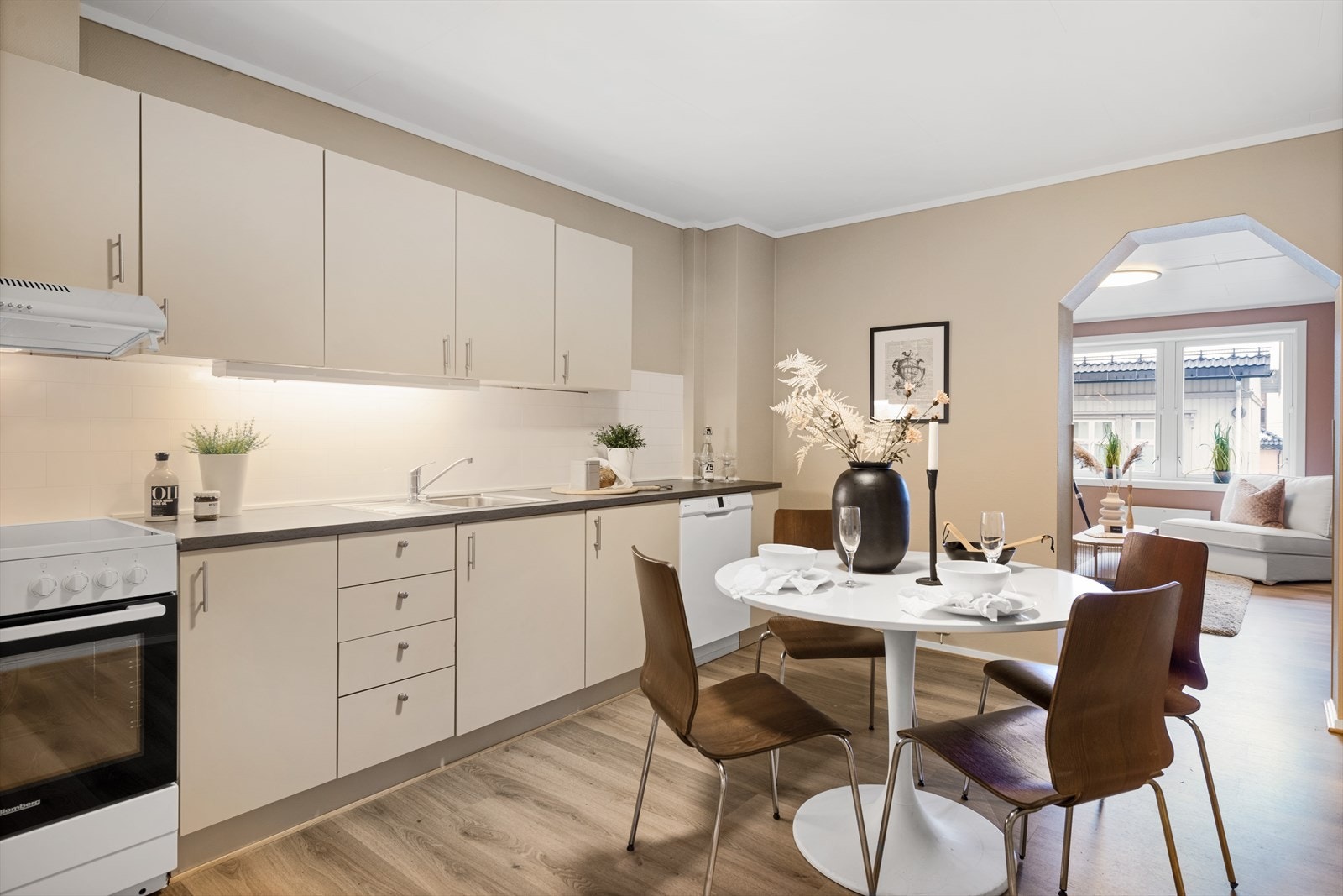 Kjøkkenet ligger vegg-i-vegg med stue og har plass til spisebordet. Galleribilde