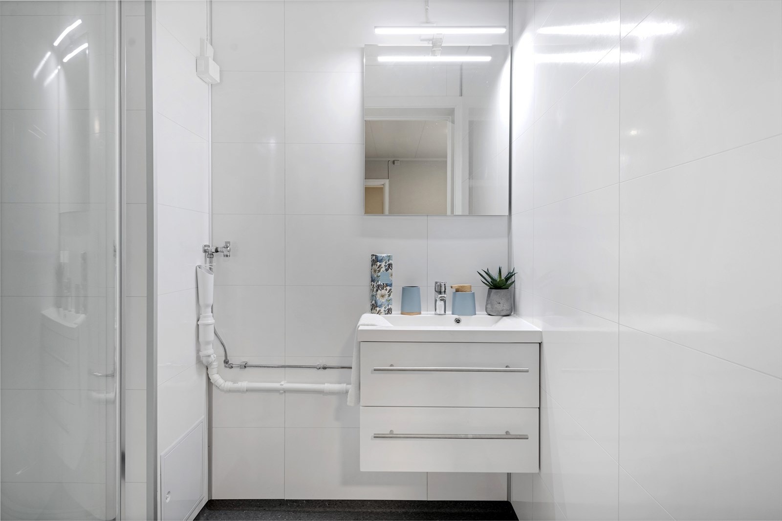 Det er overflater av belegg på gulv og våtromsplater på vegger. Varmekabler i gulv gir en lun varme året rundt. Galleribilde