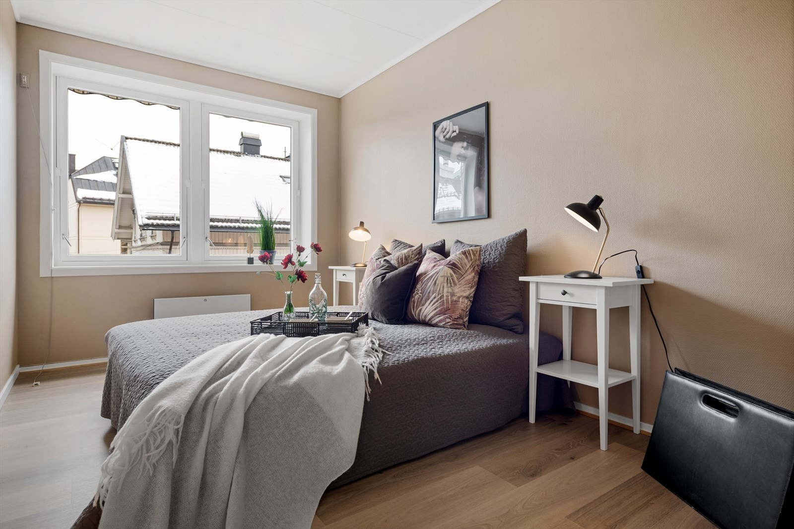 Leiligheten har to romslige soverom - begge med plass til dobbeltseng og nattbordene. Galleribilde