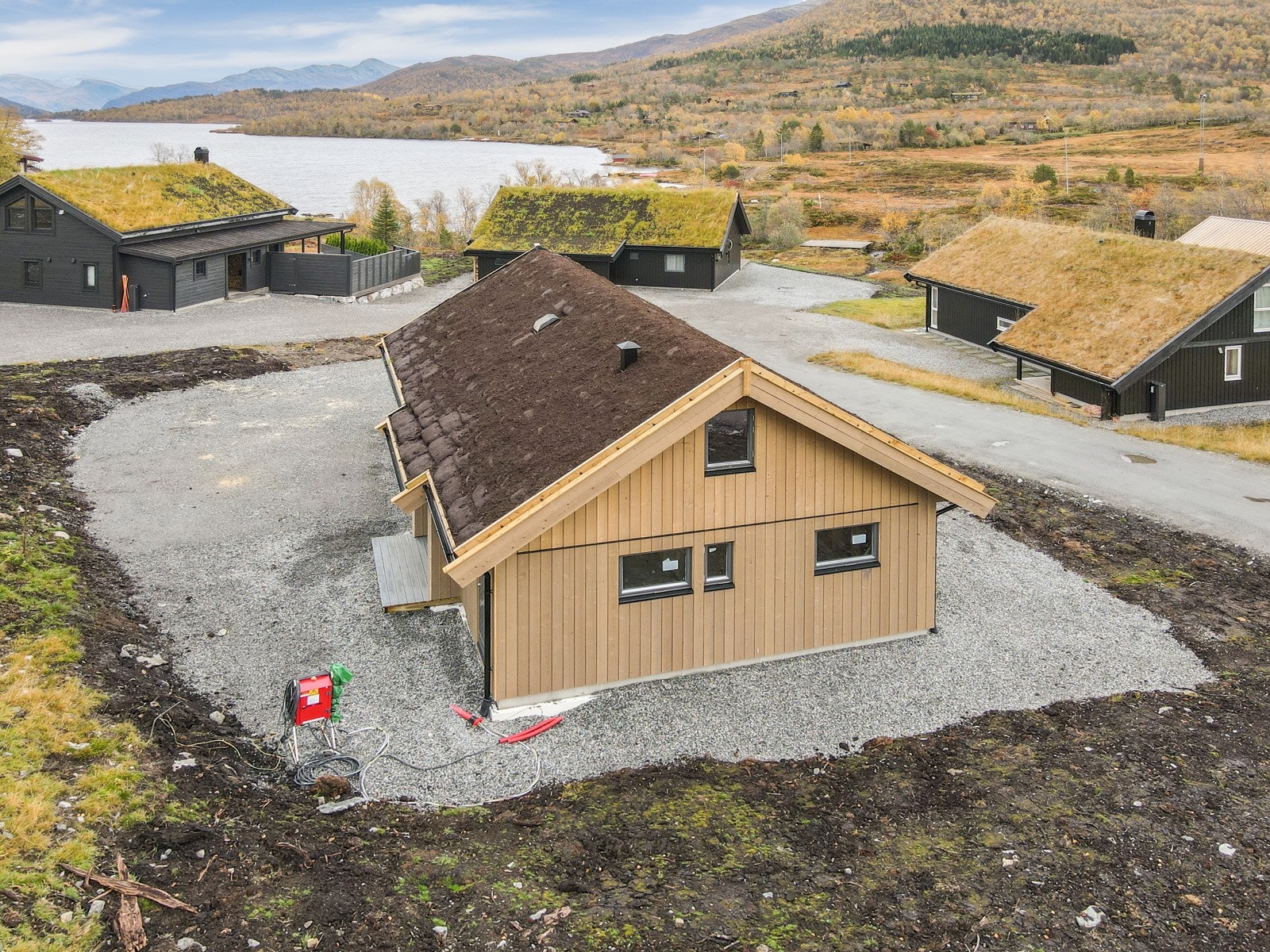 Tomten er grovplanert, og det er tilrettelagt for to parkeringsplasser på egen tomt Galleribilde