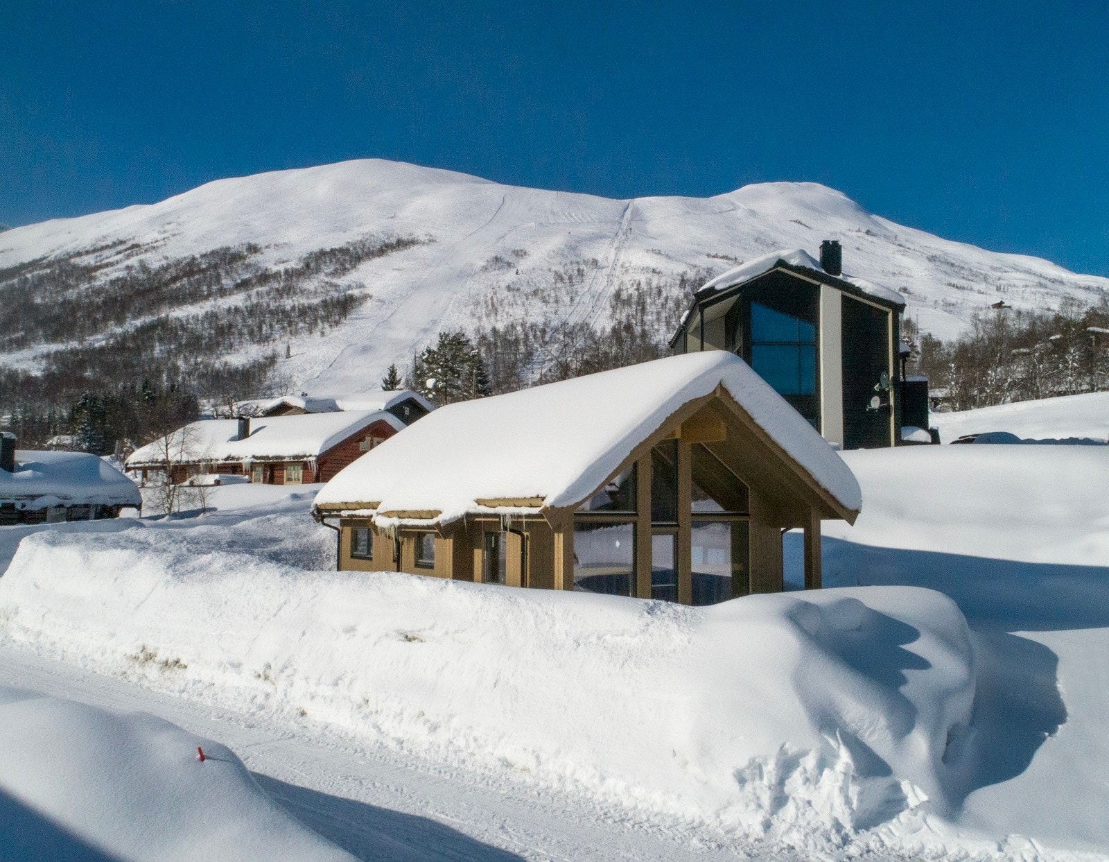 Hytten er beliggende i nyetablert Fjellsætra Alpegrend, med kort gangavstand til både skiløype og skianlegg. Galleribilde