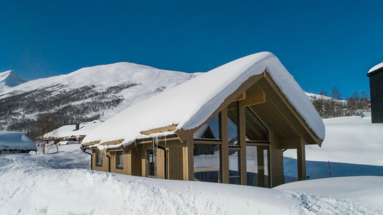 Velkommen til en moderne og sentralt beliggende hytte - klar til å ferdigstilles innvendig av kjøper! Galleribilde