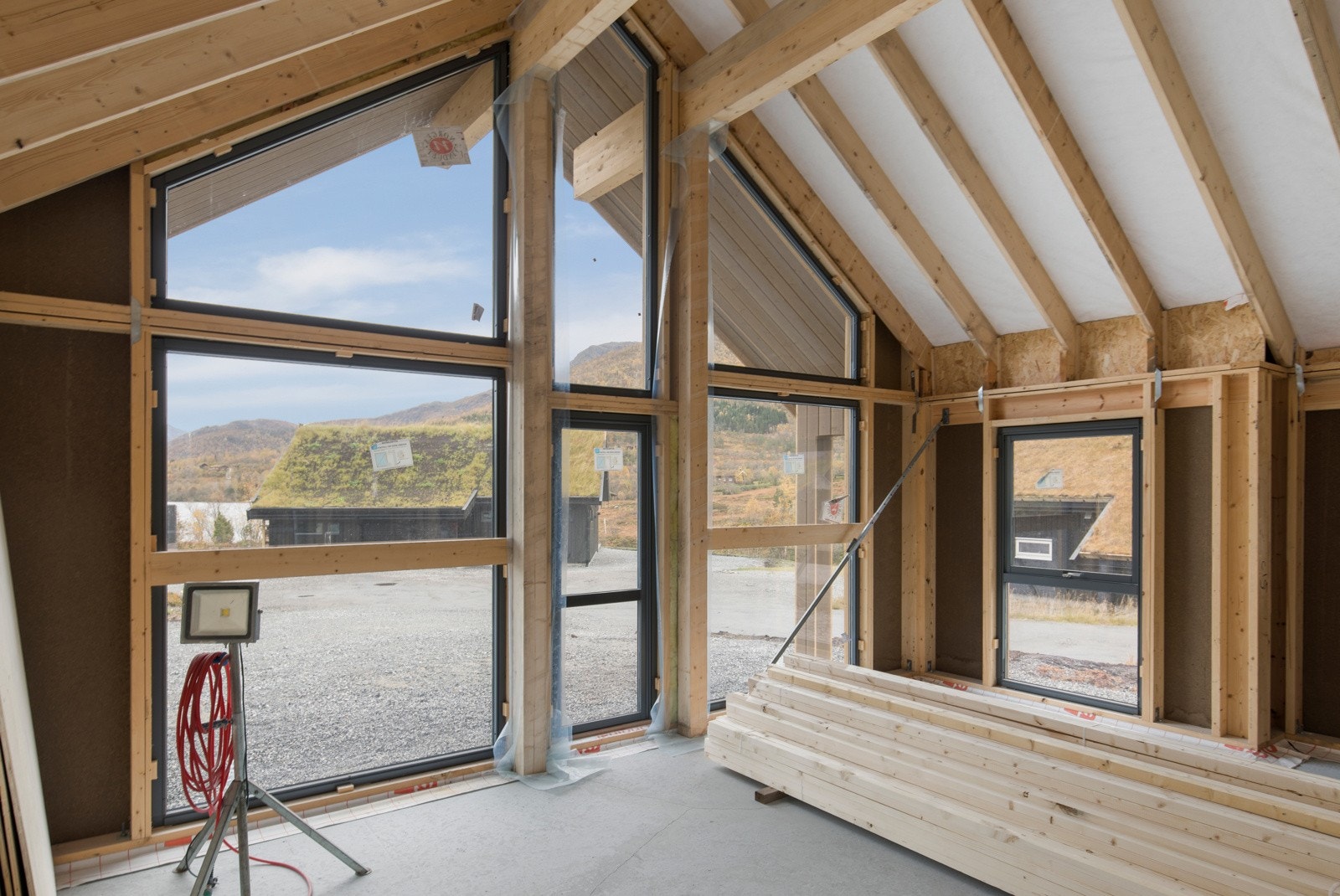 Det er montert verandadør, og eksempelvis terrasse og pipe/ildsted kan leveres mot pristillegg Galleribilde