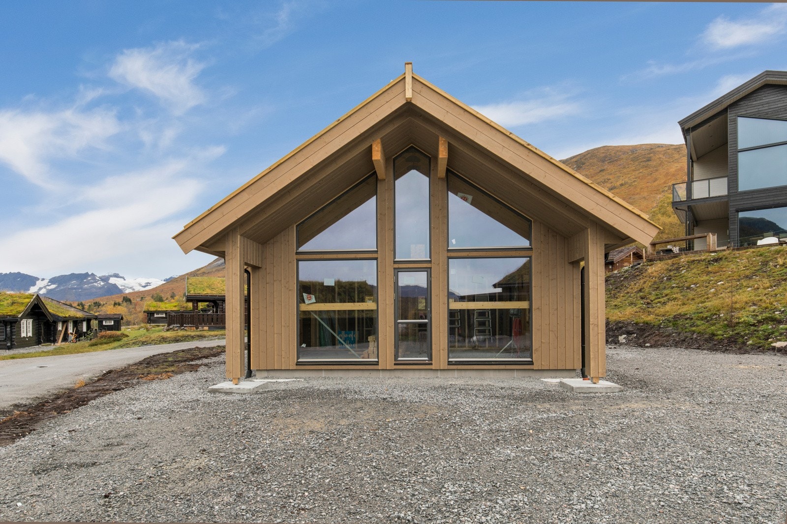 Fra eiendommen er det fantastisk utsikt mot den omkransende fjellheimen Galleribilde