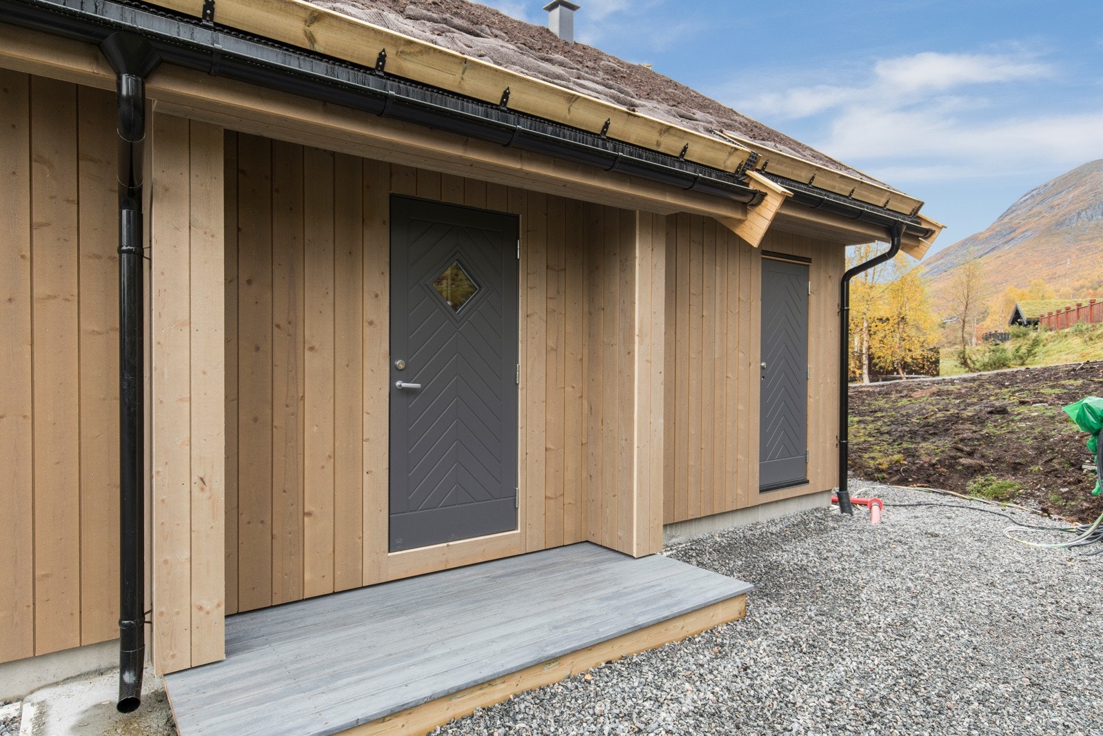 Trammen ved inngangspartiet er belagt med Royalimpregnerte terrassebord. Ytterboden kan også slås sammen med tilstøtende teknisk bod. Galleribilde