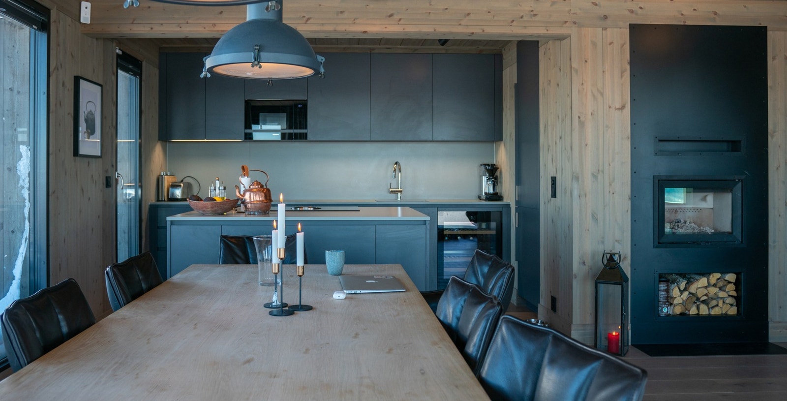 I Vy 19 med inngang oppe er det inntegnet peisinnsats. Galleribilde