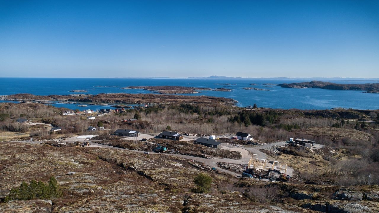 Tomtene har sjøutsikt, samt mulighet for kjøp av naustbod og båtplass. Galleribilde