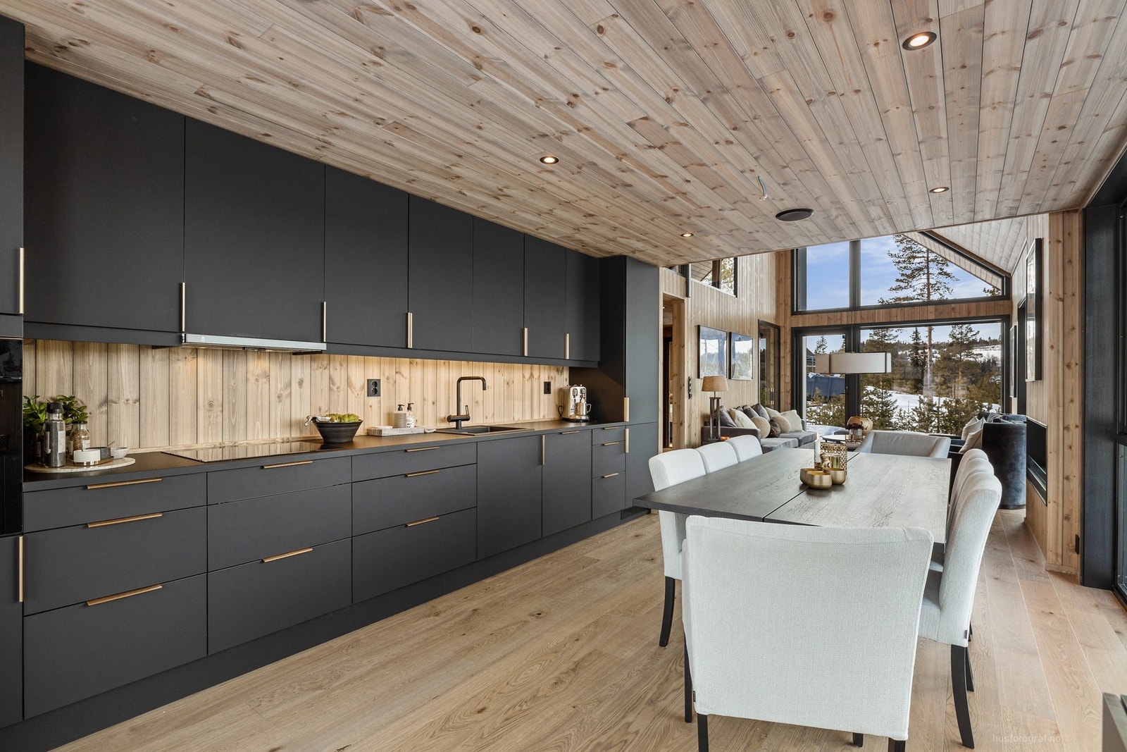 God plass til langbord. Downlights i himling Galleribilde