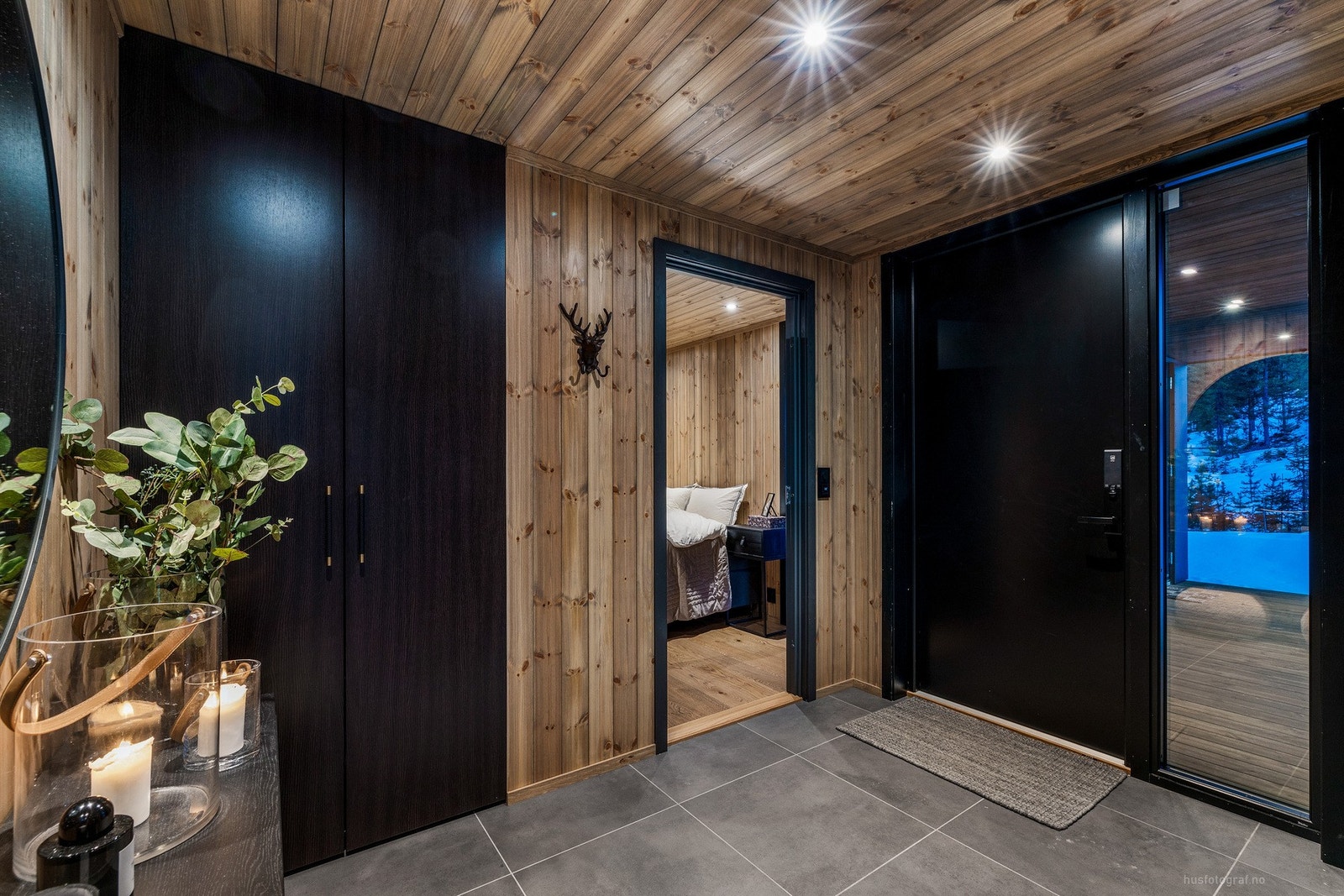 Innbydende og romslig gang/hall med garderobeplass Galleribilde