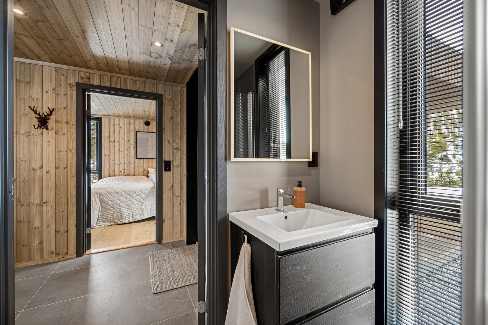 Speil med integrert lys. Bad nr. 1 Galleribilde