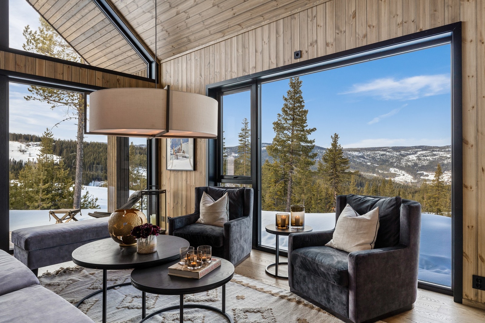 Høy kvalitet på materialet - Vegg og himling; Moelven, farge Kongle. Elko+ serien, sort Galleribilde