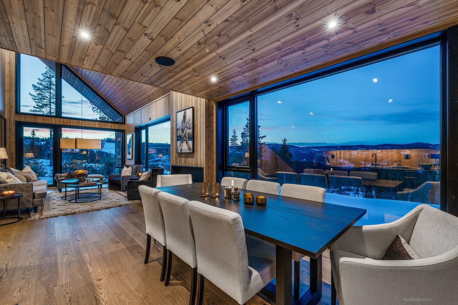 En svært hyggelig og luftig romfølelse med flott utsikt! Galleribilde