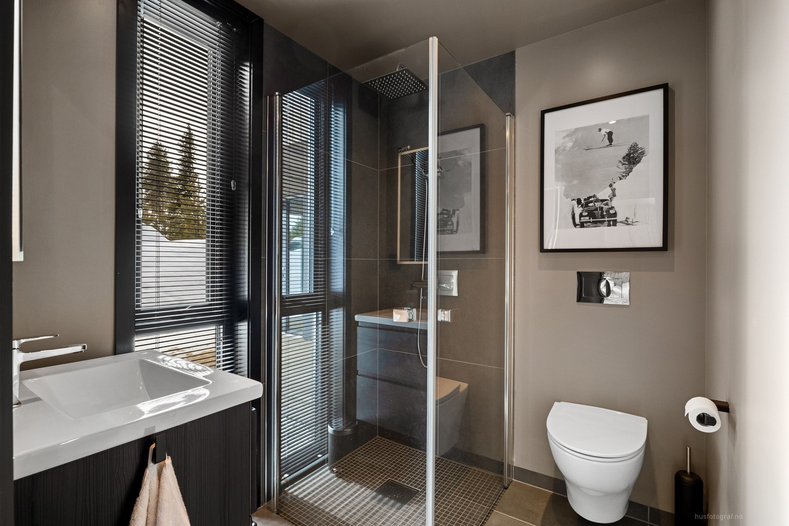 Planløsningen har to bad i 1. etg. og wc. i 2. etg. Bad nr. 1 Galleribilde