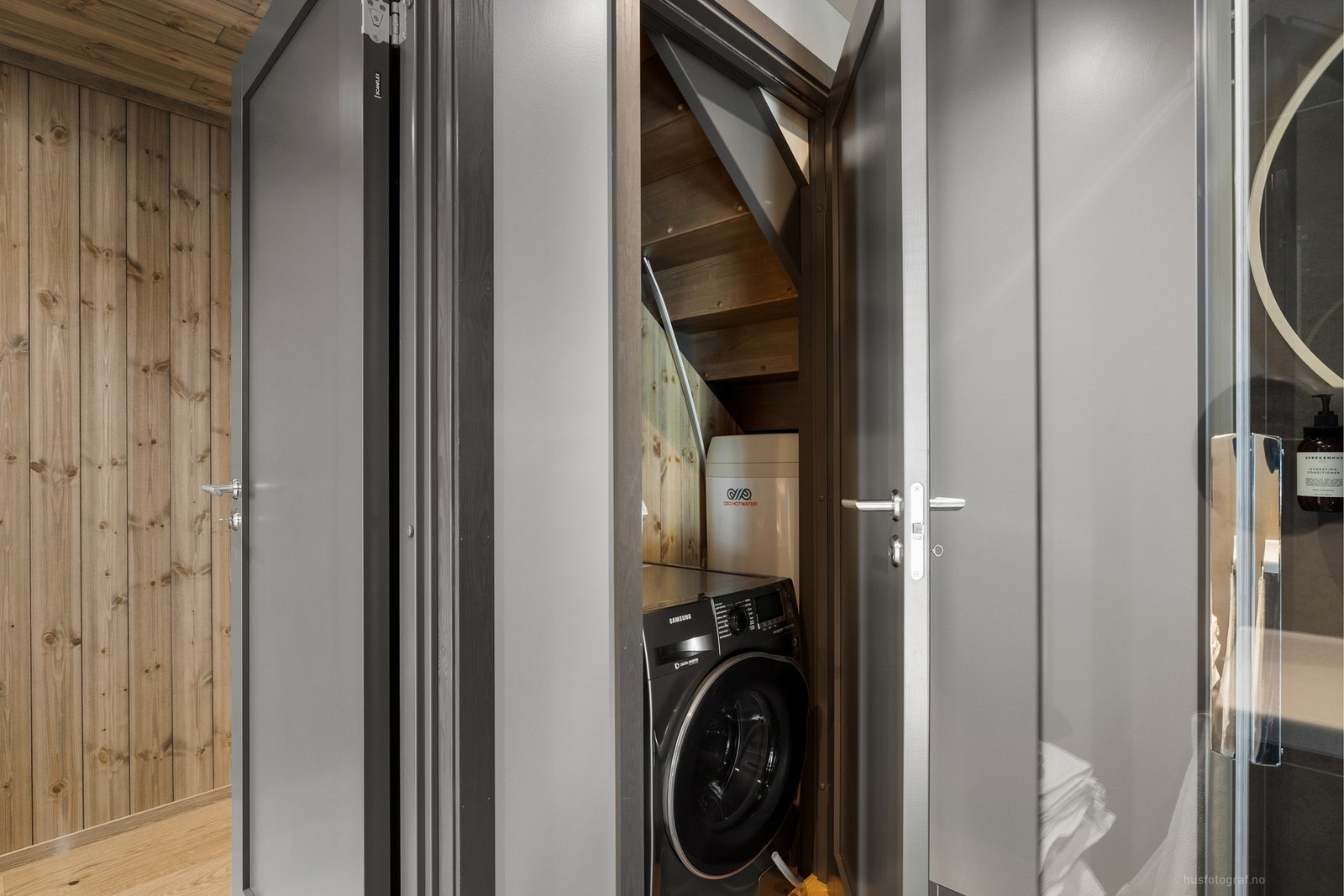 Praktiske løsninger med opplegg til vaskemaskin under trapp, tilgang fra bad Galleribilde