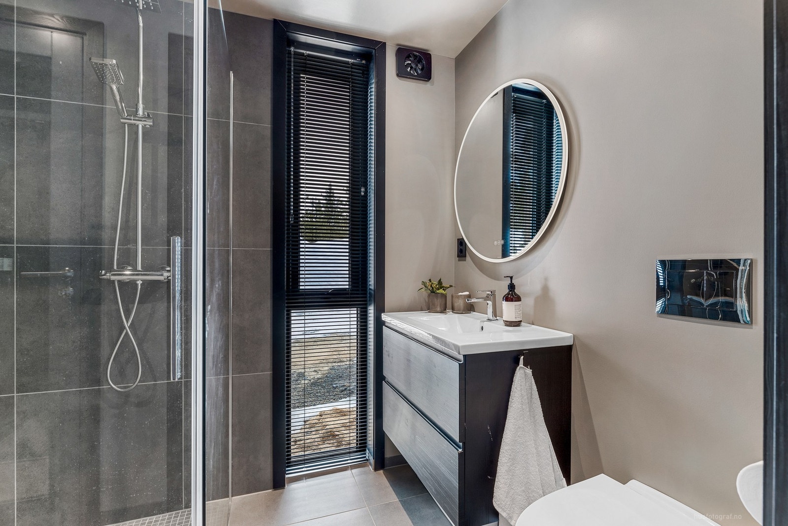 Delikate overflater. Bad nr 2 Galleribilde